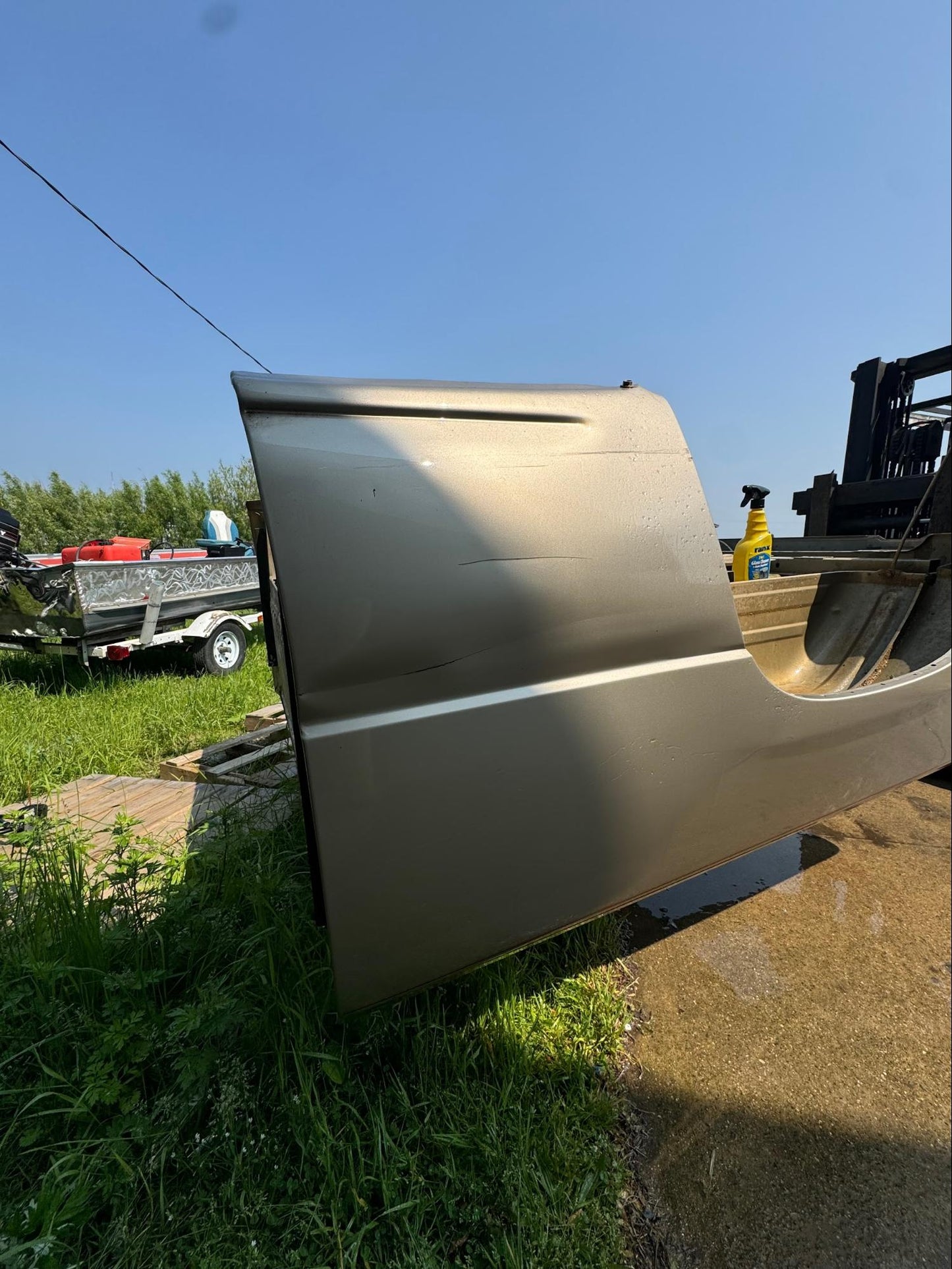 1999–2006 Chevy/GMC 6.6’ Bed – Rust-Free, Minor Damage