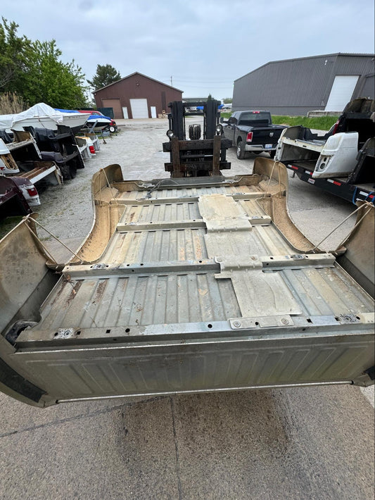 1999–2006 Chevy/GMC 6.6’ Bed – Rust-Free, Minor Damage