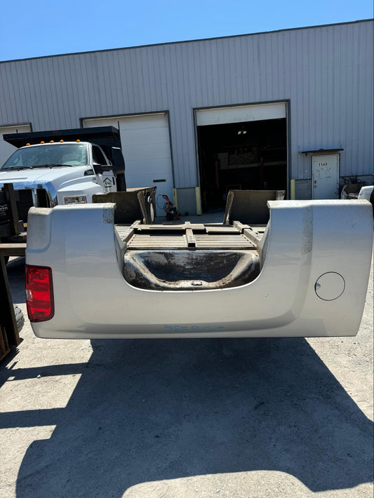 2007–2013 Chevy Silverado 6.5’ Bed – Sheer Silver Metallic, Minor Damage
