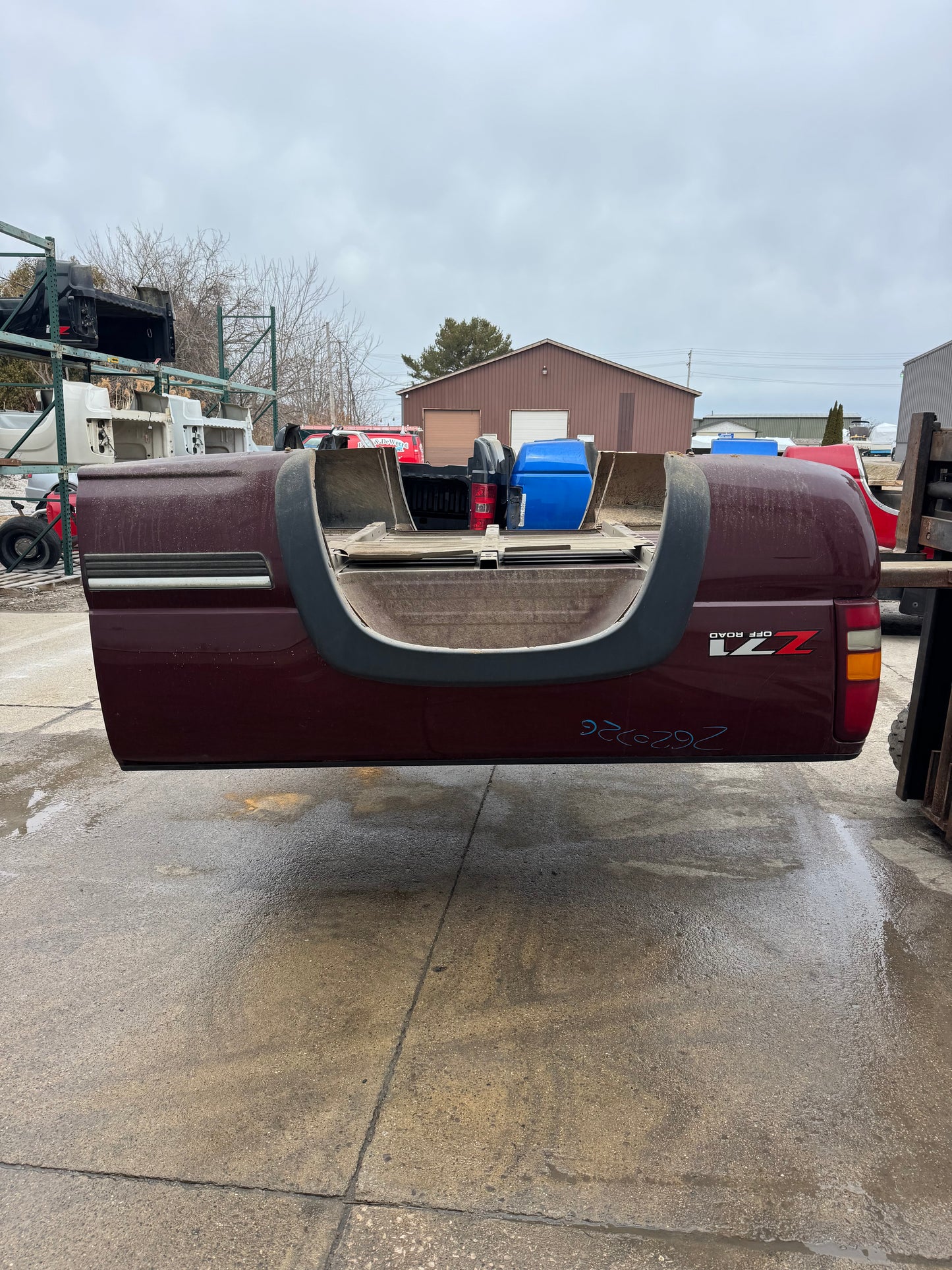 1999-2006 Chevy or gmc 6.6’ bed rust free great condition paint code 51U