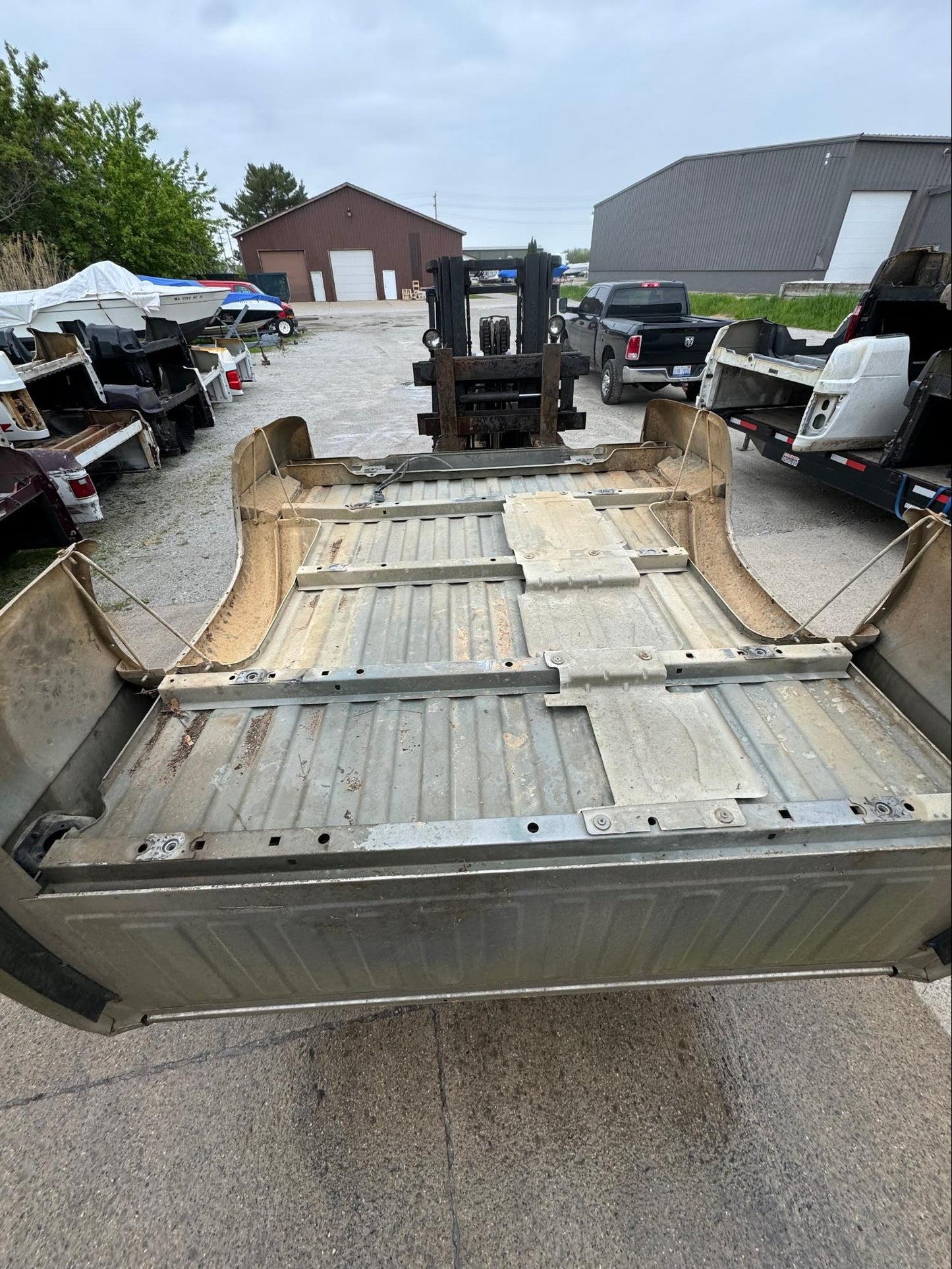 1999–2006 Chevy/GMC 6.6’ Bed – Rust-Free, Minor Damage